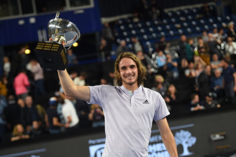 Tsitsipas double la mise